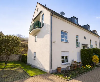 100 m² große Eigentumswhg. mit 3 Zimmern, Südloggia & Stellplatz in ruhiger Sackgassenlage