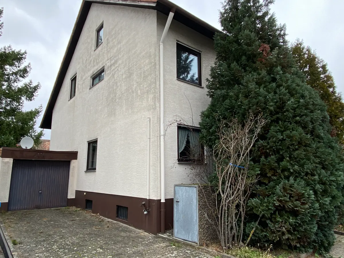 Außenansicht mit Garage