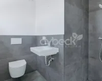 Modernes Duschbad im Erdgeschoss