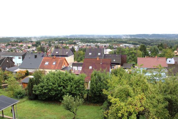 RENOVIERTE UND SEHR GROßZÜGIGE WOHNUNG IN RUHIGER WOHNLAGE VON ELVERSBERG