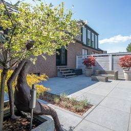 Viel Grün draußen – Kunstgalerie Atmosphäre drinnen