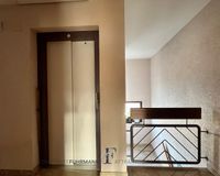 Treppenhaus mit Aufzug