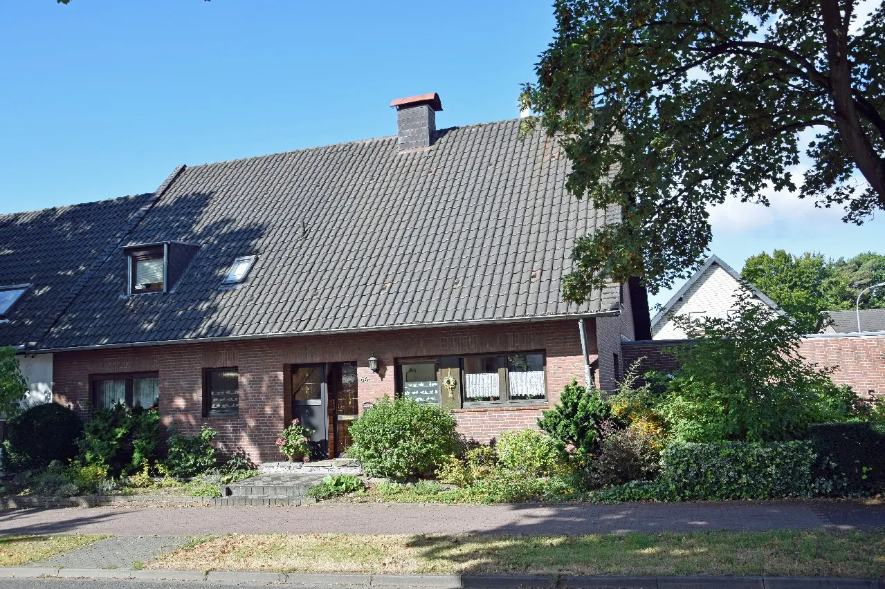 Hier ist Platz für die ganze Familie: Wohnhaus mit Einliegerwohnung und Bauland in 41379 Brüggen