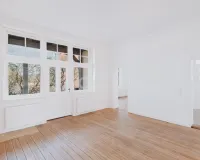 Schlafzimmer mit Zugang zur Veranda