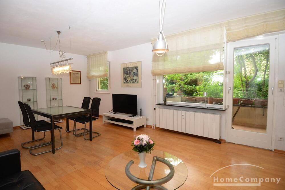 Helle und stilvoll möblierte Wohnung mit großem Balkon und Gartenblick - Foto 2