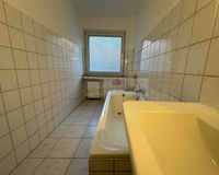 Badezimmer mit Fenster und Badewanne