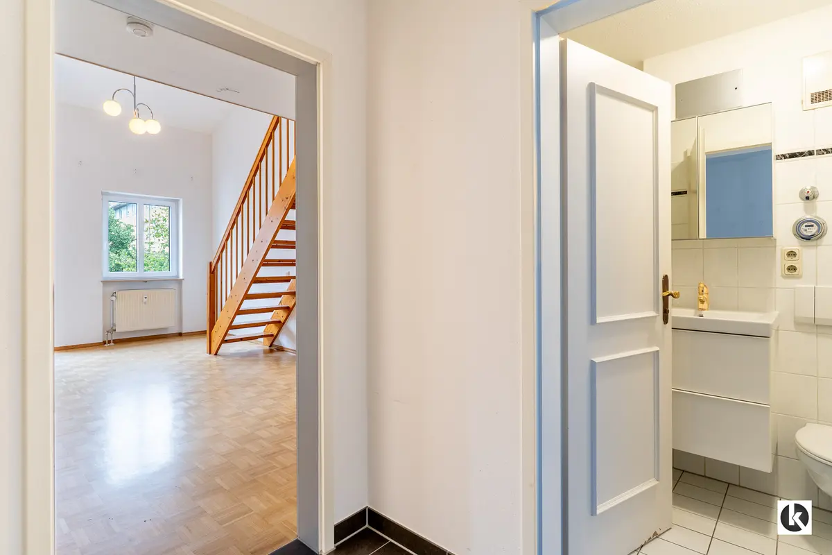 Flur mit Zugang zu Wohnzimmer und Bad