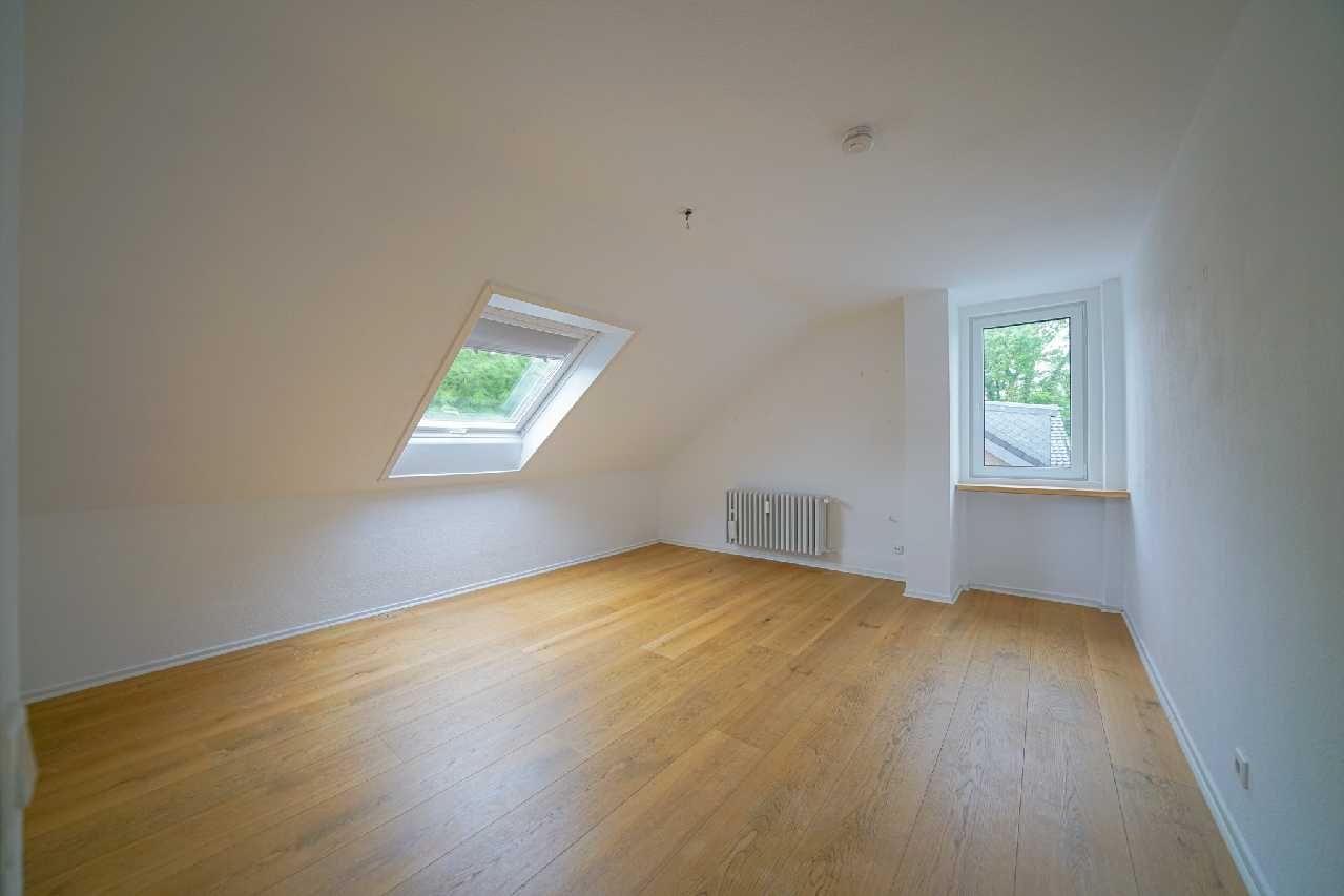 Ratingen-Süd: Gemütliche 3-Zimmer-Dachgeschosswohnung mit EBK und Gartenmitbenutzung im Grünen - Photo 4