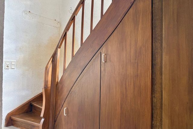 Treppe mit Einbauschränken zum DG 