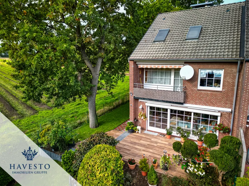 Gartenseite mit neuer Terrasse unter der Eiche