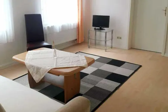 Wohnung in einem Mehrfamilienhaus, Wohnzimmer mit Küchenzeile