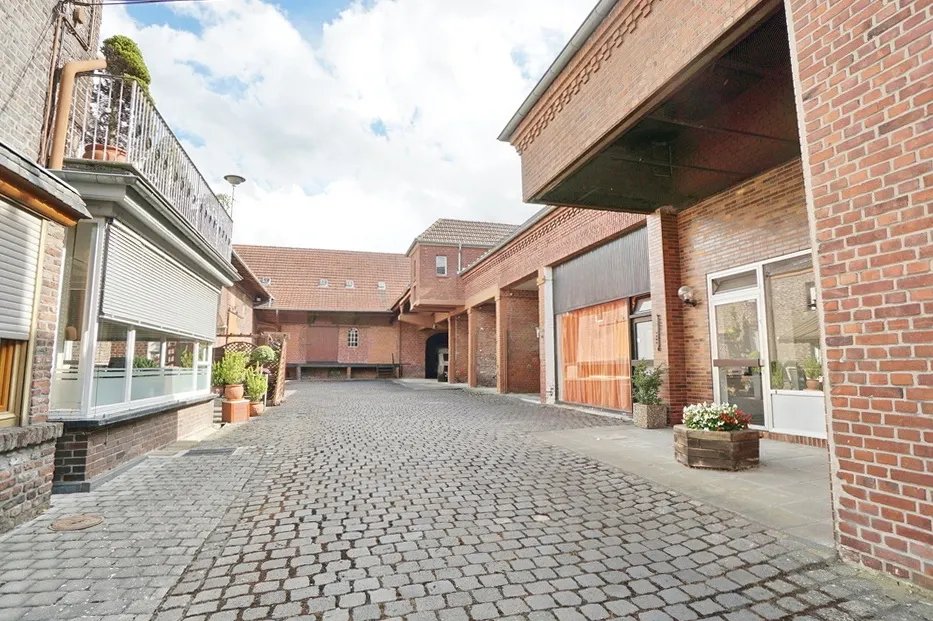 Aldekerk: Historisches Reihenendhaus mit Lagerhallen u. Büros