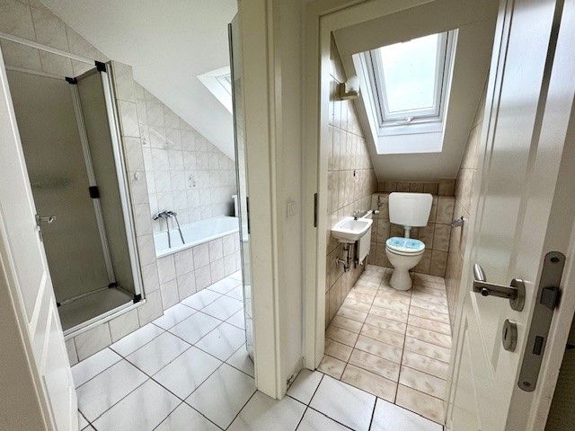 Modernisiertes Bad und Gäste-WC im OG