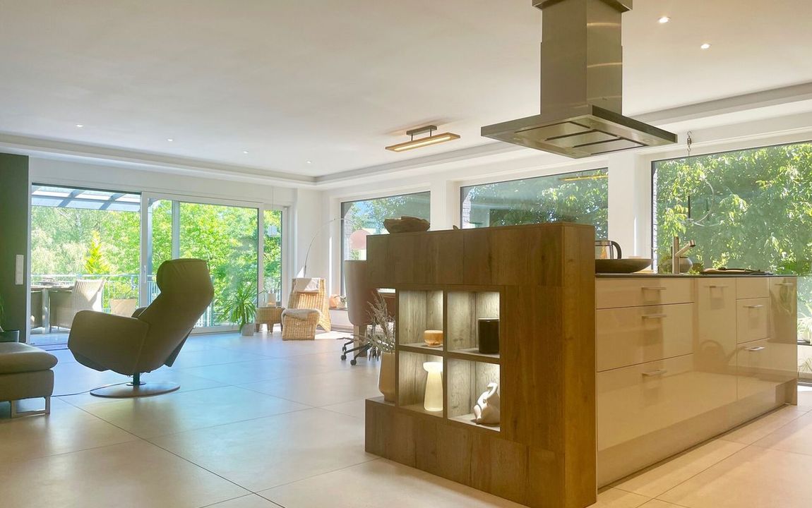 Haus im Haus – Luxuriöse, anspruchsvoll ausgestattete Erdgeschosswohnung mit zwei Wohnbereichen!