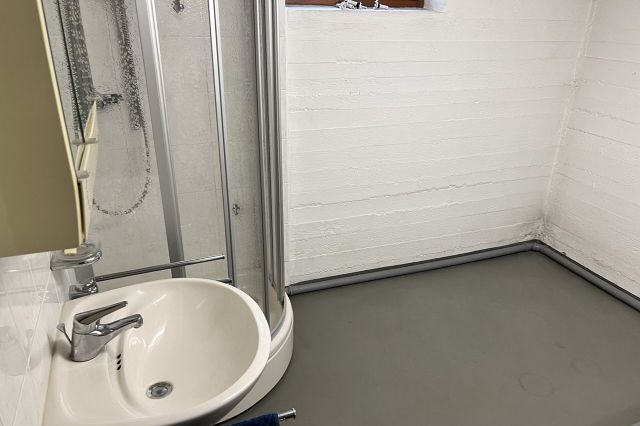 Hauswirtschaftsraum mit Dusche