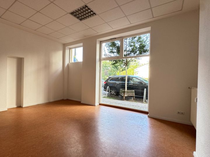 Großzügiges Gewerbe mit auffälliger Schaufensterfront !