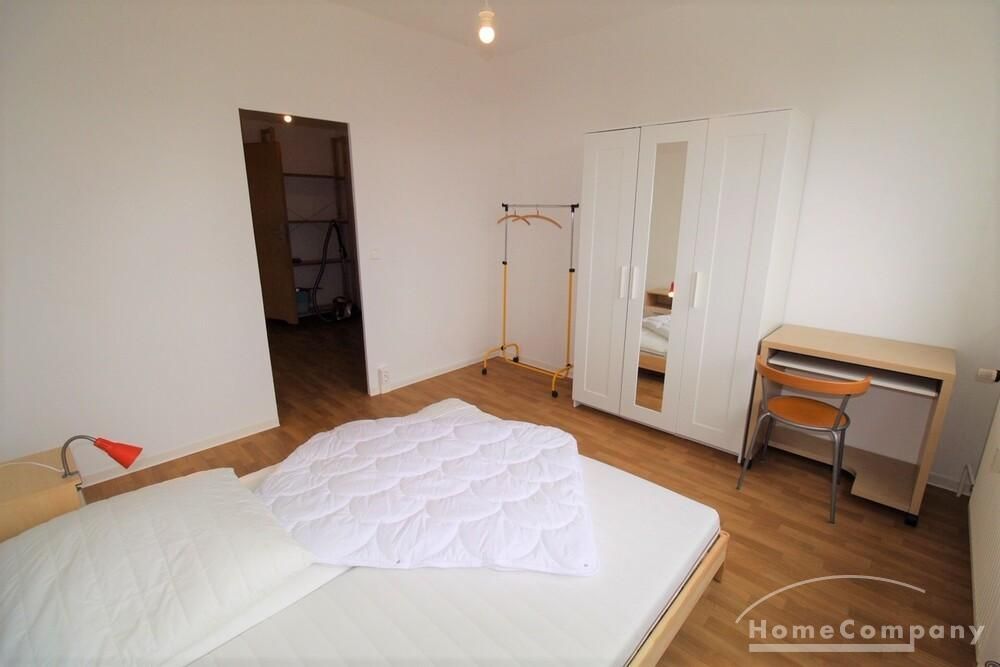 Gro&szlig;es Schlafzimmer mit Doppelbett, Schrank + Schreibtisch