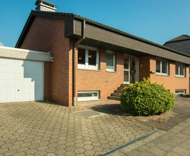 MG-Schelsen: Freistehender Bungalow mit Garten und zwei Garagen