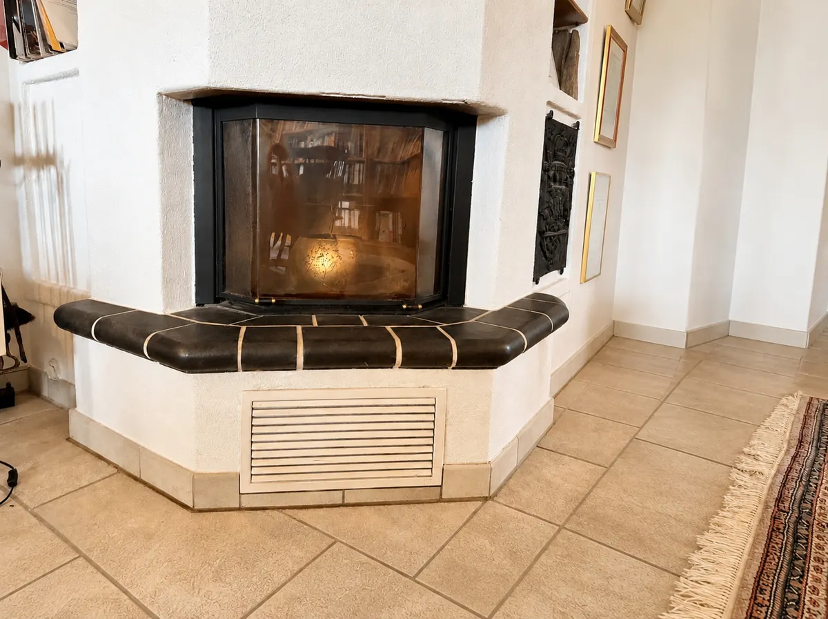 Der Kamin für gemütliche Stunden in der Biliothek