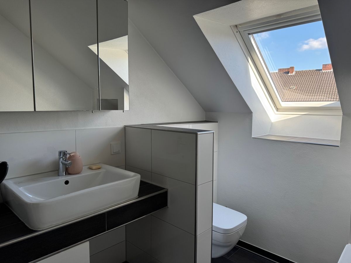 modernem Waschtisch und abgeteiltem WC