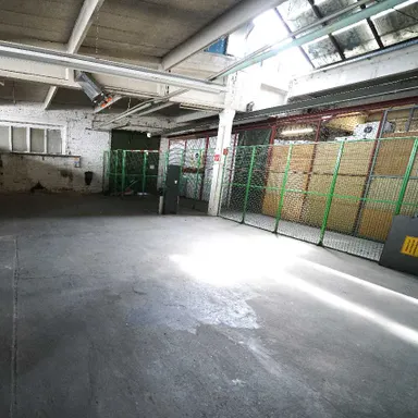Perfekt für Handwerker: Ebenerdiges Lager mit kleinem Büro in Rtg.-West
