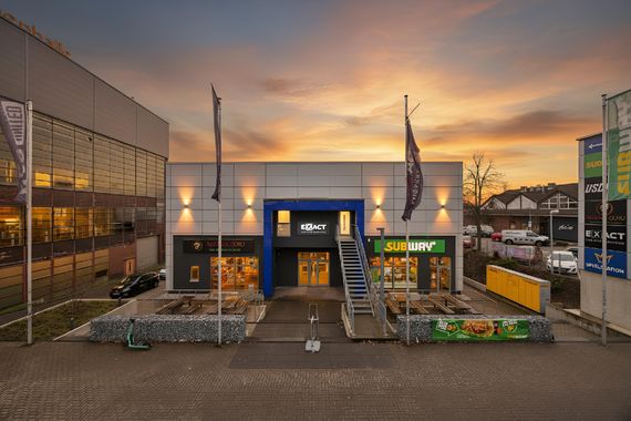 OB - NÄHE CENTRO: MODERNES, VOLL VERMIETETES ENTERTAINMENT-CENTRUM MIT PARKPLÄTZEN ZU VERKAUFEN