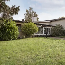 Ensemble auf Erbpachtgrundstück: Gemeindehaus & Pfarrhaus mit Grün- und Hoffläche
