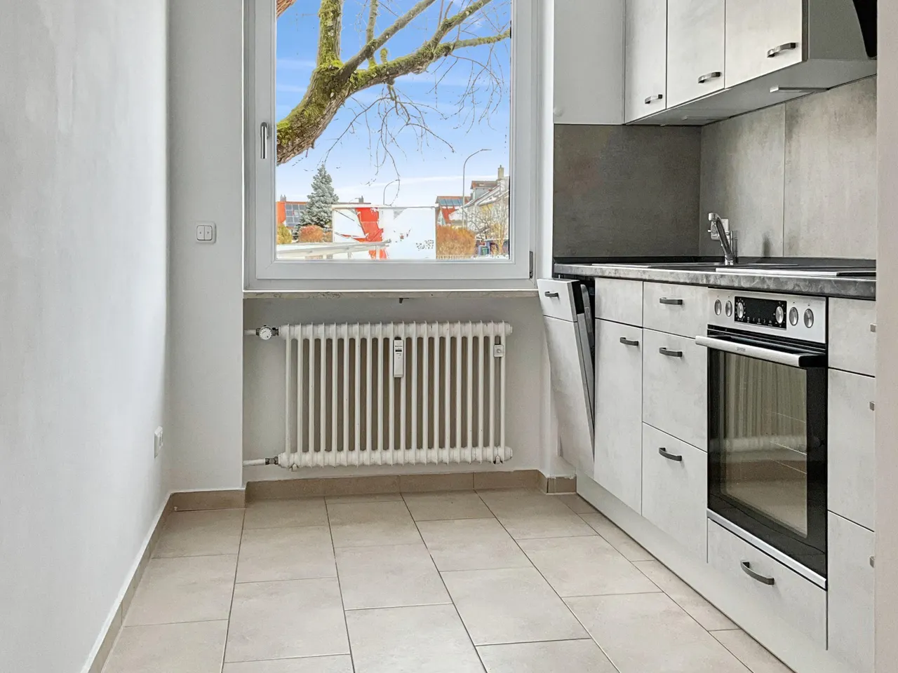 Helle Küche mit praktischer Einbauküche