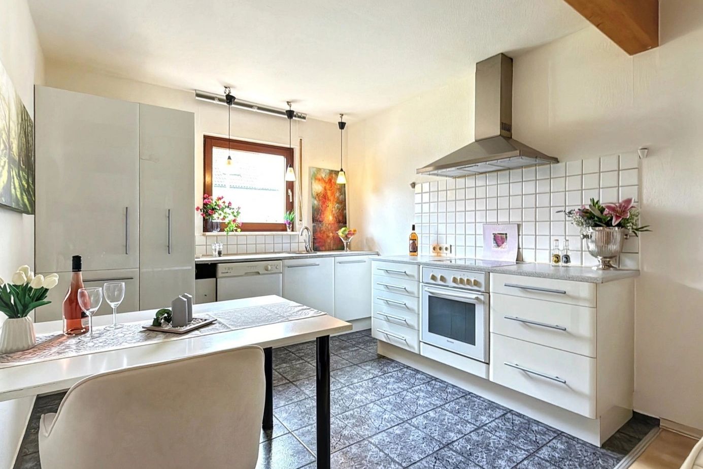 Helle Küche mit liebevoller Dekoration nach Home Staging – Immobilien Siegburg