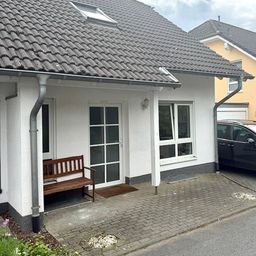 Großzügige, helle Doppelhaushälfte mit Garage in bevorzugter Wohnlage mit Blick ins Grüne