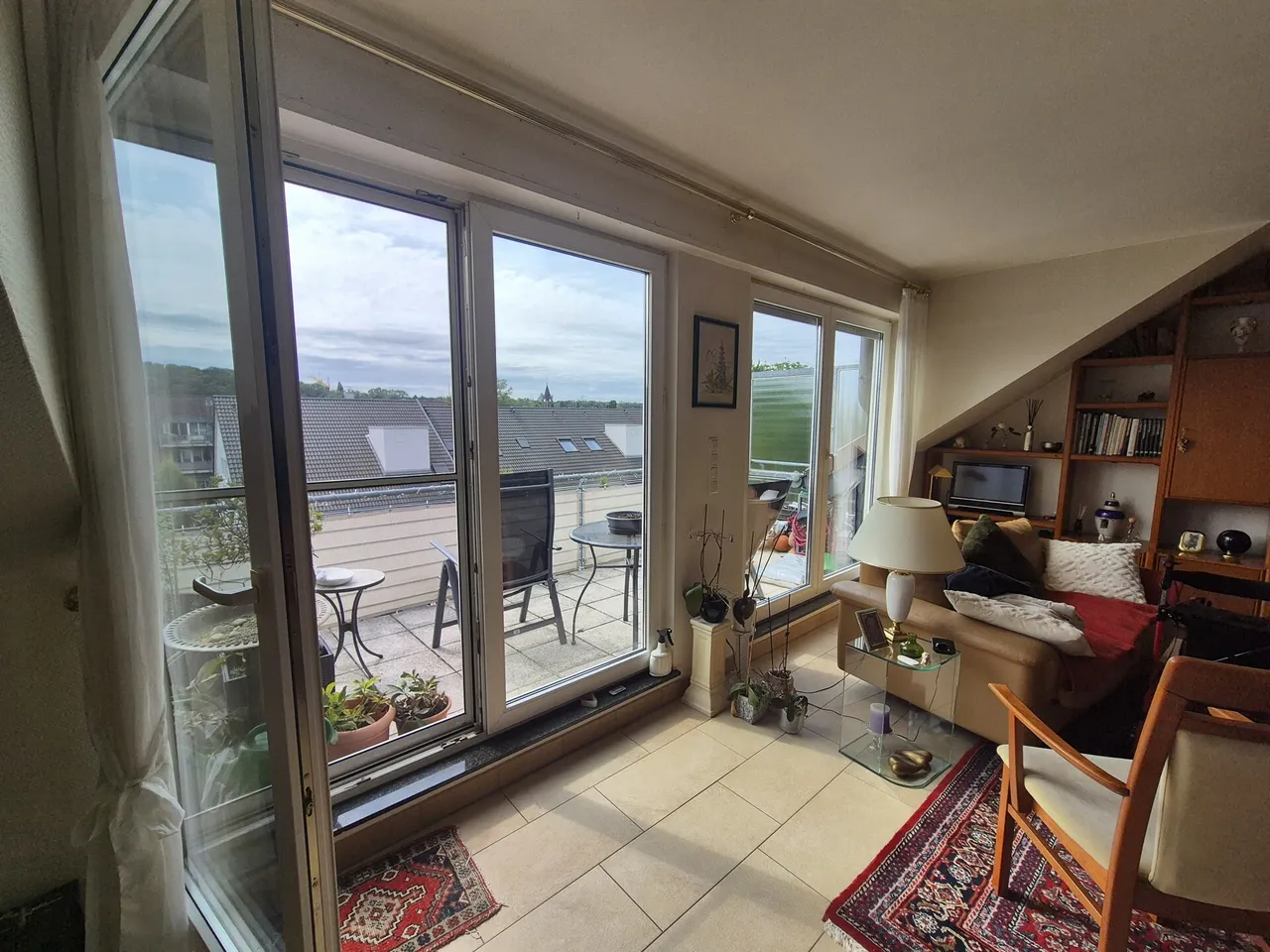 2 Fenstertüren zum Balkon