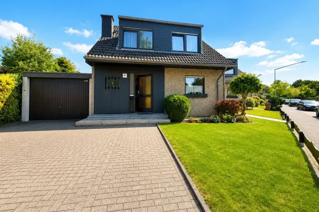 Hausansicht nebst Garage