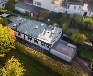 Sanierungsbedürftiger Bungalow mit Werkstatt in zentraler Wohnlage!