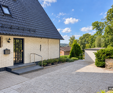 Wohnen am Waldrand mit Weitblick ins Grüne: Doppelhaushälfte mit Einliegerwohnung in beliebter Lage