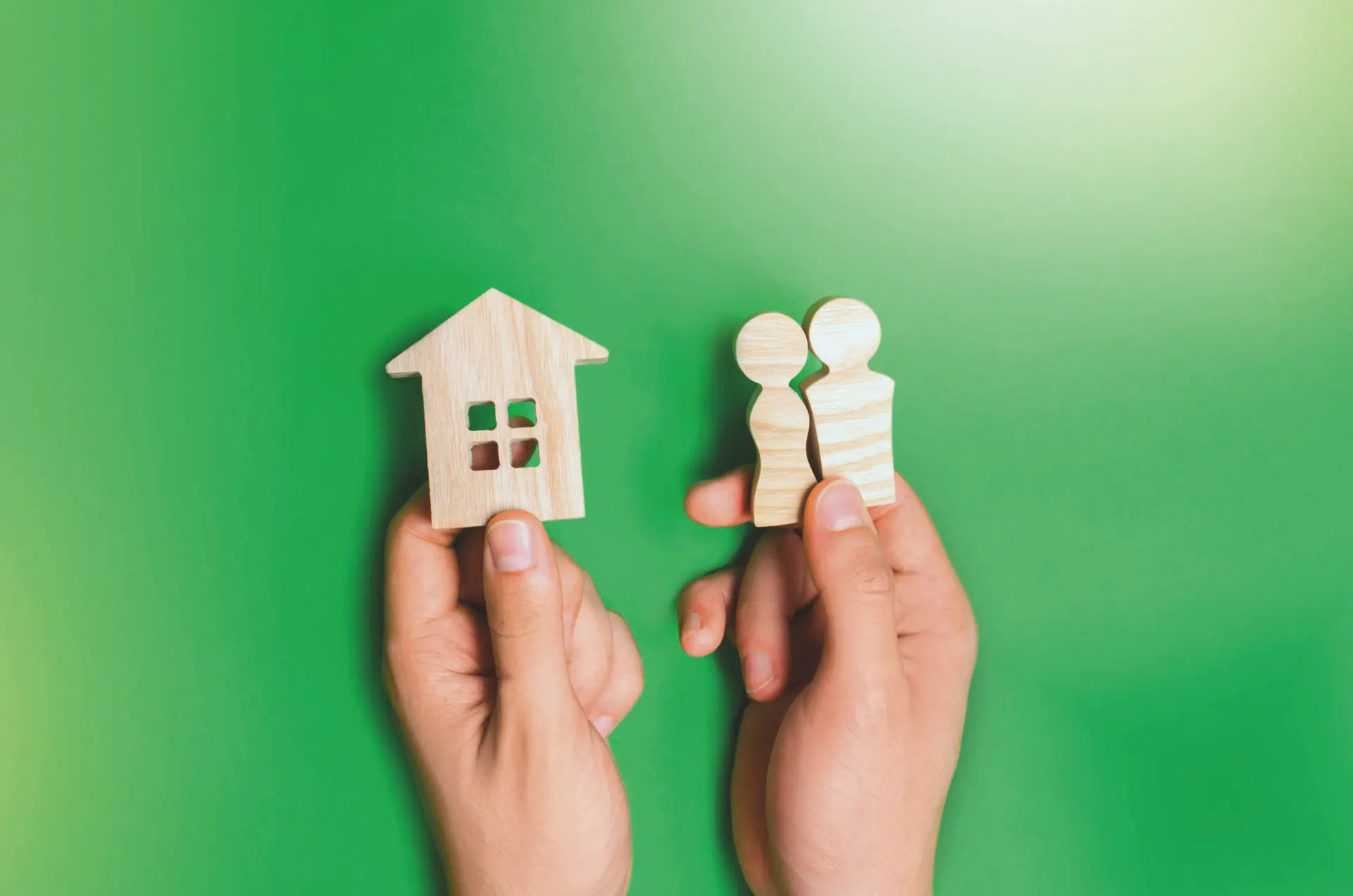 Hand mit Haus und Figuren