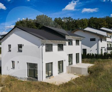 KfW55-Neubau: Moderne, lichtdurchflutete Doppelhaushälfte mit Südgarten