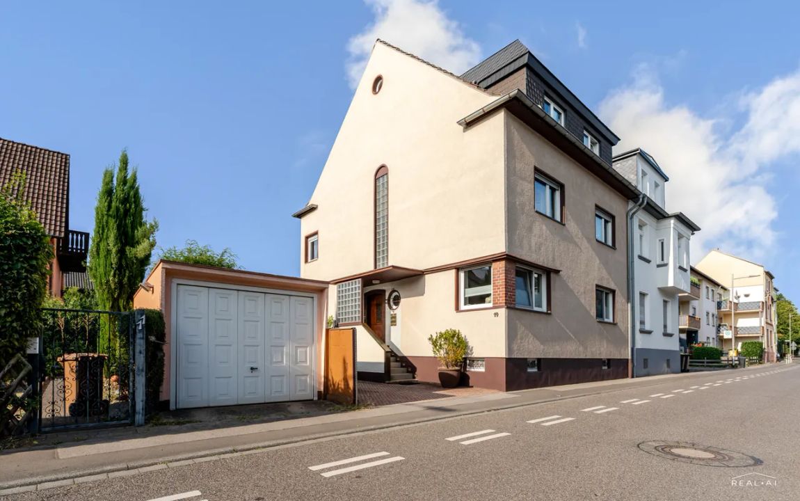 Solides Mehrfamilienhaus mit drei Wohneinheiten – Kapitalanlage mit Entwicklungspotenzial