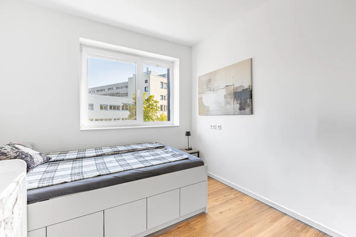 Das lichtdurchflutete Schlafzimmer mit Bett ...