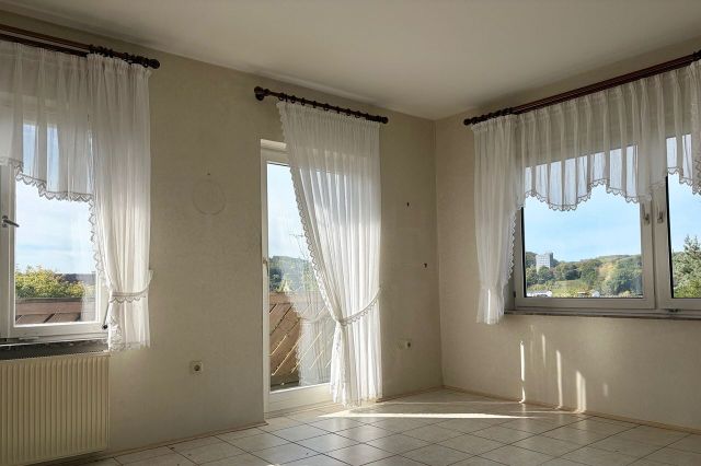 heller Wohnbereich mit Zugang zum Balkon (EG) 