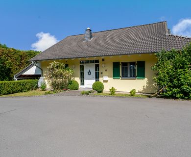 Großzügiges Einfamilienhaus im Landhausstil mit grüner Fernsichtlage