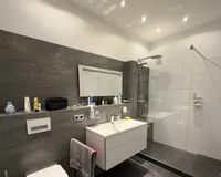 ..mit Dusche und Badewanne 