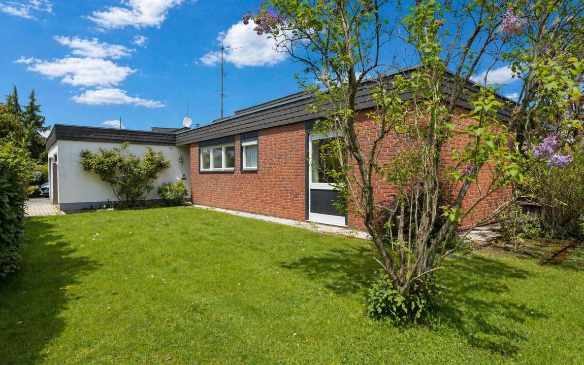 Wohnen auf einer Ebene: Lichtdurchfluteter Bungalow mit Charme und Potenzial