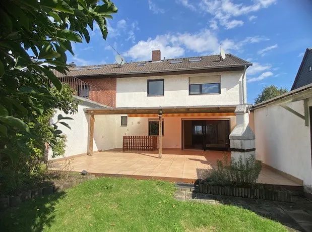 VERKAUFSSTART: Doppelhaushälfte in bester Lage von Hitdorf mit schönem Garten und großer Garage