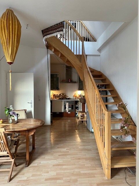 Whg 08 Blick in die Küche und Treppenaufgang DS