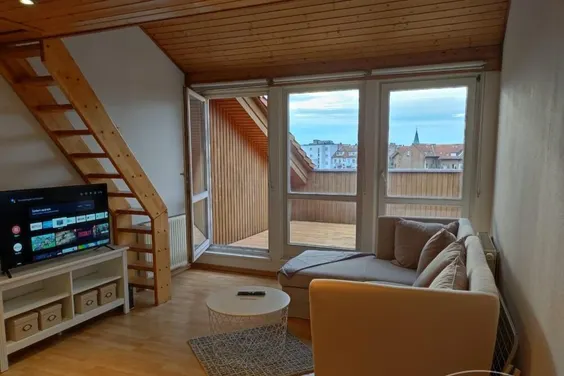 Schöne 2 Zi.Whg., möbliert, über 2 Etagen (4. u. 5. OG, z.T. mit leichten Schrägen) mit großer Dachterrasse. Direkte Innenstadt-Lage.