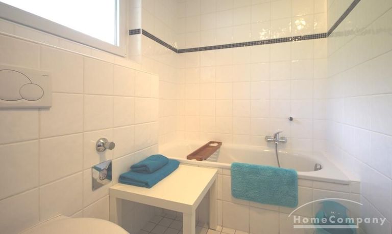 Tageslicht Bad mit Dusche und Badewanne