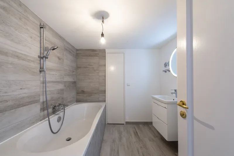 Badezimmer mit Badewanne