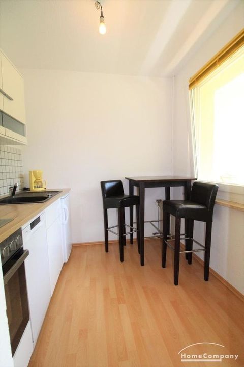 Einbauk&uuml;che mit Bartisch