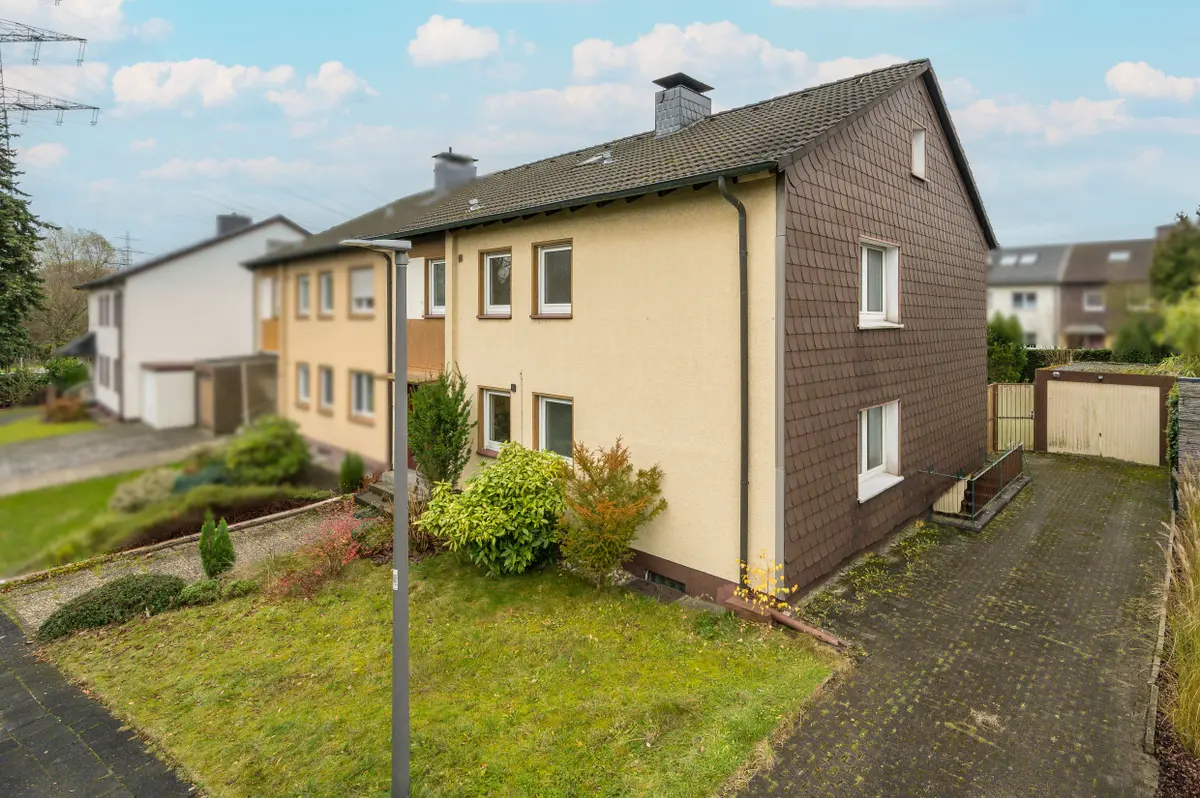 Haus Seitenansicht+ Garage