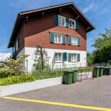 2.5‑Zi-Dachwohnung in 3‑Parteien‑Haus in Schübelbach.